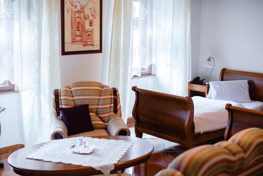 Hotel Krivan Kysucke Nove Mesto Екстериор снимка