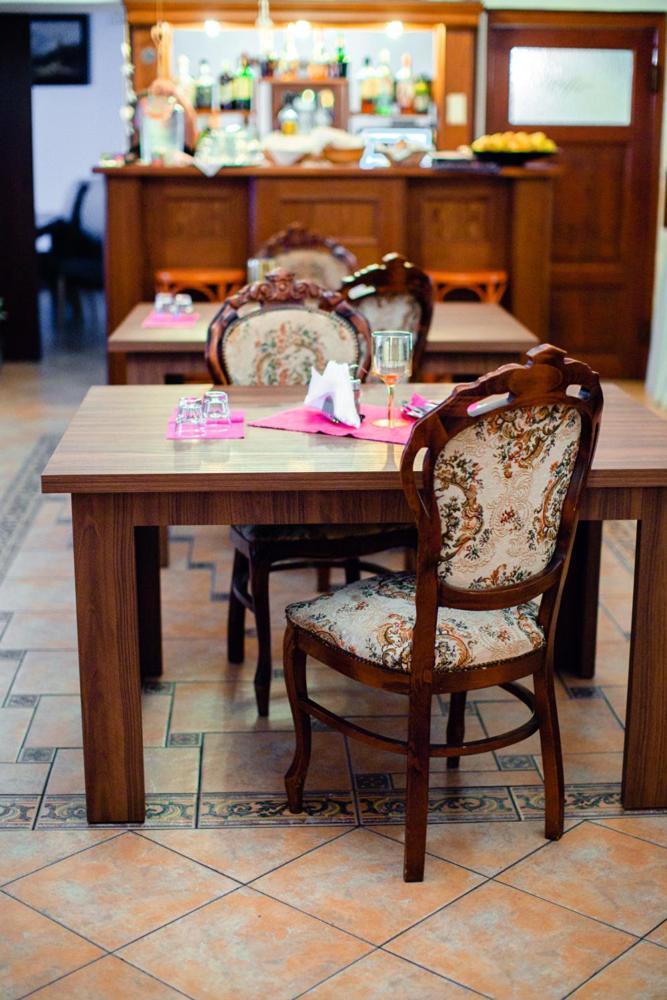 Hotel Krivan Kysucke Nove Mesto Екстериор снимка